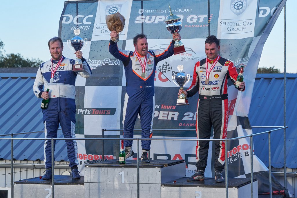 I sit tiende forsøg kunne Frederik Nymark (øverst) sikre sig titlen som mester i Selected Car Group Super GT. Nu kaster han sig over coaching og teamledelse
(Foto: Stumpphoto)